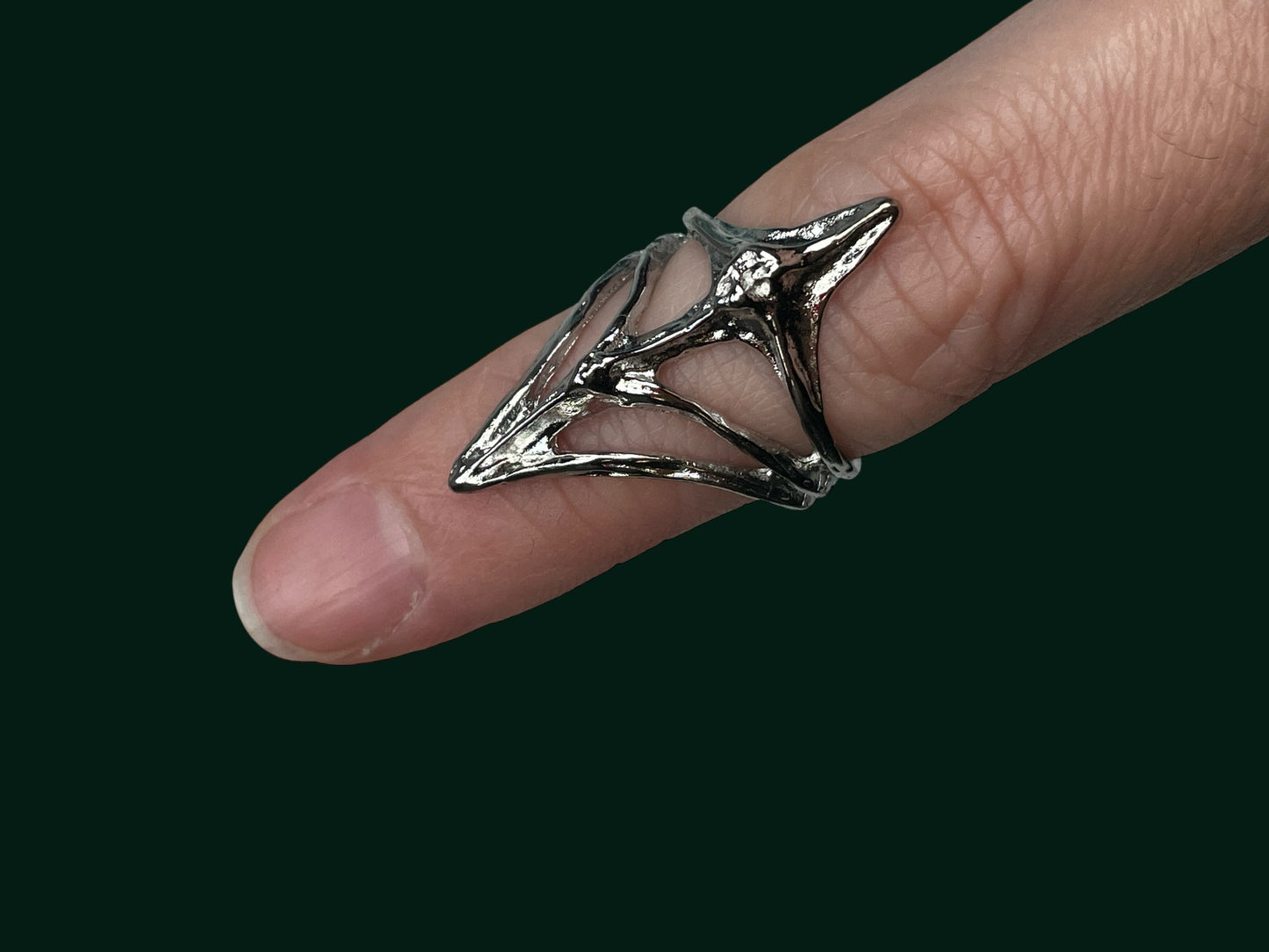 Gothic Silver Claw Ring – Adjustable Vampire Armor Jewelry for Cosplay & Halloween